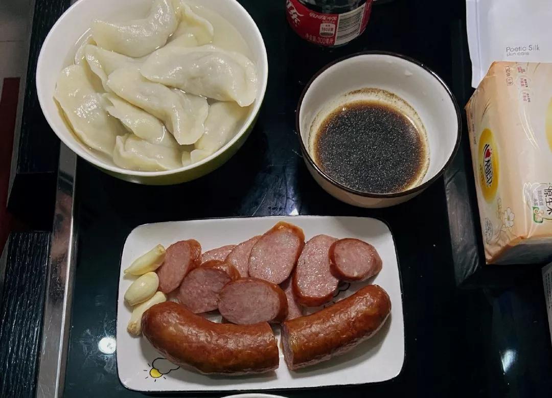 为了这根红肠，一群人在零下一二十度的气温中排队几个小时。