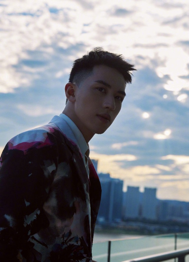 明星大爆料——王一博杨超越吴宣仪