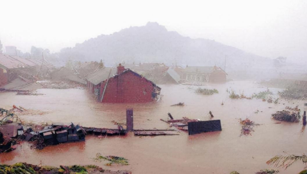 九江长江大堤决口，*镕基朱**与当地领导握手板着脸，讲话时偷偷擦泪