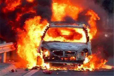 在高速路上遇紧急情况怎么避险,在高速上遇到紧急情况怎么避险