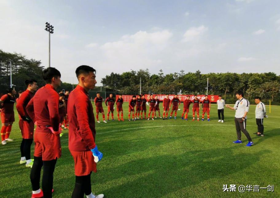 国足全队合影,李铁摆阵亮出国足主力阵容