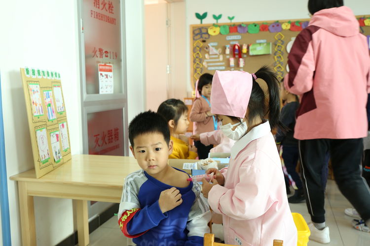 经开区亦庄中心幼儿园朵朵四班：“疫苗接种”角色游戏欢乐多