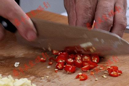 一口吃掉爆辣金针菇这样才叫过瘾,好吃到爆的变态辣金针菇