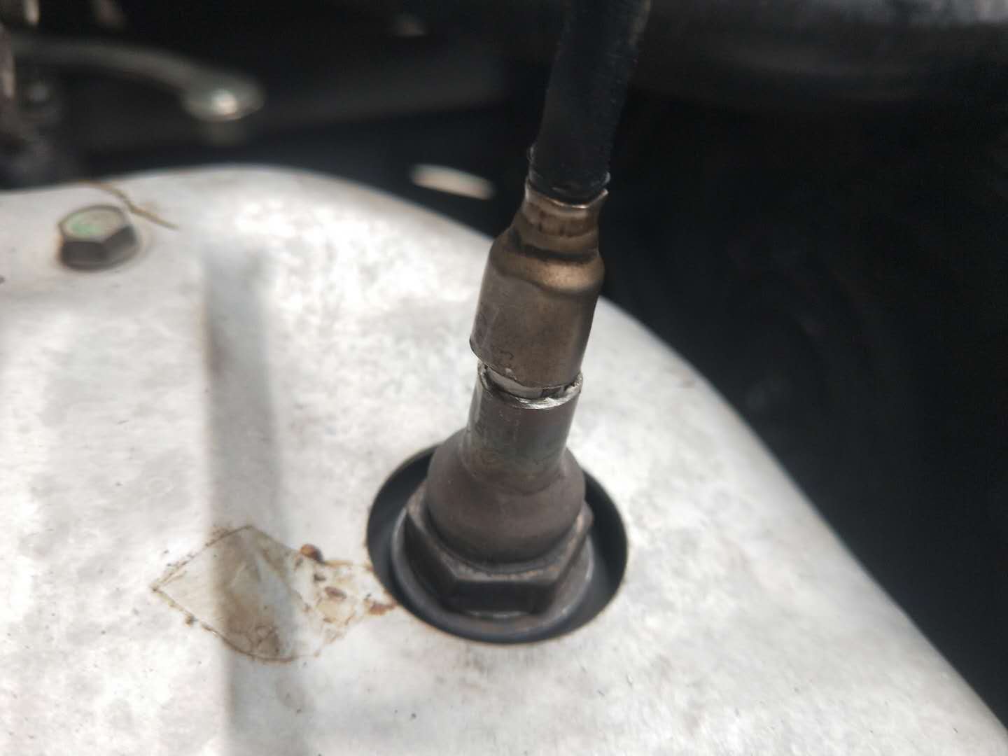 氧传感器故障灯亮消码过一天又亮,故障灯亮显示氧传感器问题