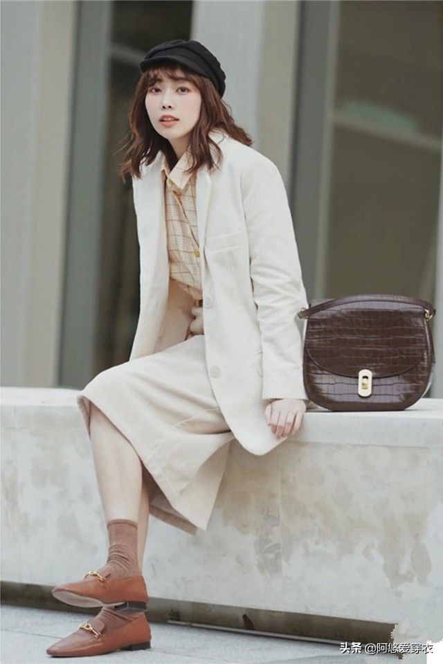 短款小西装里面穿啥内搭比较好看,流行外套小西装怎么搭配好看
