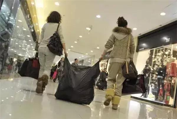 原来淘宝9.9包邮的地摊货和2000+的品牌货都出自同一家批发市场