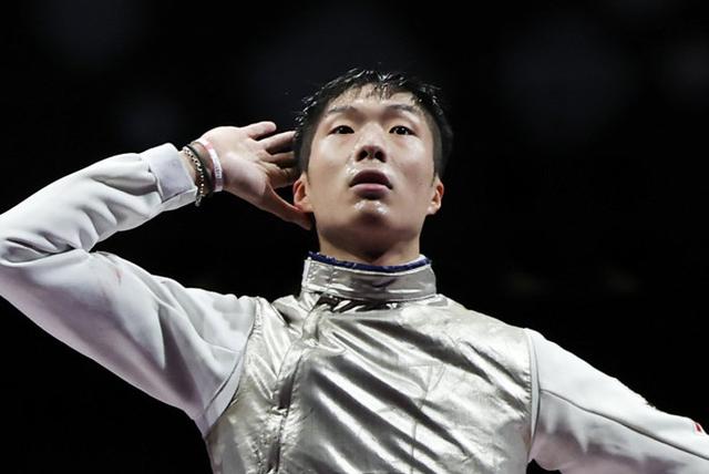 刘德华是香港明星足球队的成员吗,香港明星足球队刘德华踢球