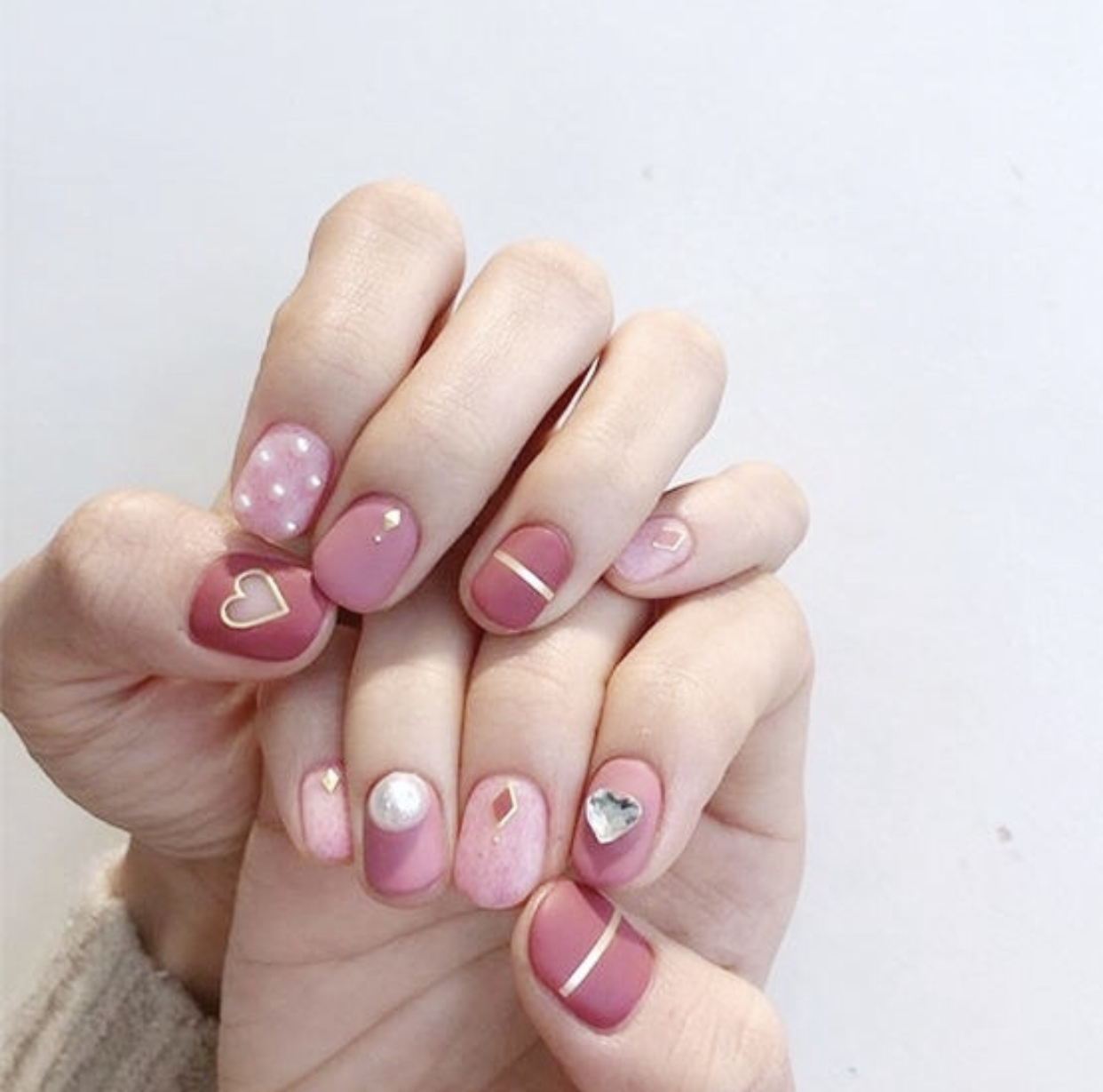 简约高级珍珠钻石美甲,钻石美甲款式简约