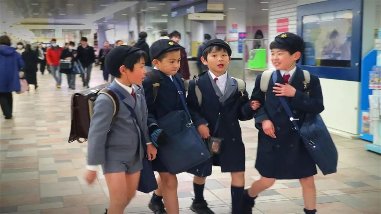 为什么日本小孩可以自己去上学,日本小学生为什么一个人去上学