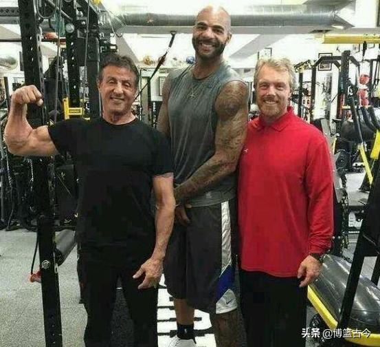 NBA球员都是合影终结者！奥胖单手擒何炅，姚主席如同深海泰坦