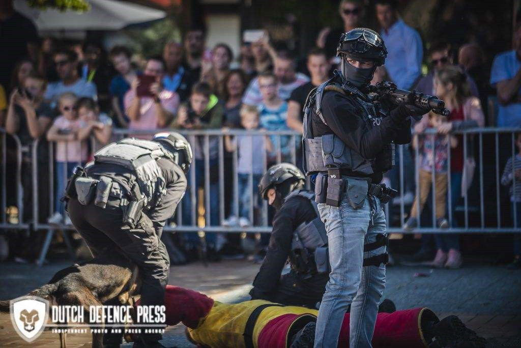 电击枪真那么厉害？那为什么中国警察，不配泰瑟电击枪呢？