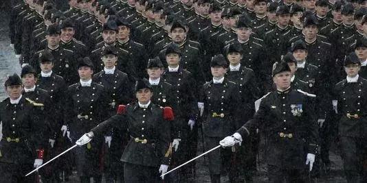 把敌人炸得无路可逃,想把队友炸死怎么办