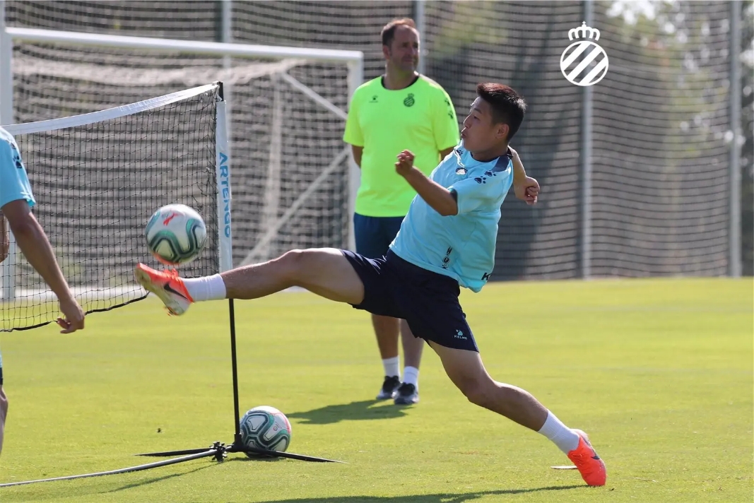 c罗给武磊发文祝福,球王c罗致我的英雄