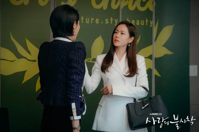 孙艺珍机场同款包,爱的迫降孙艺珍倒了杯水吗