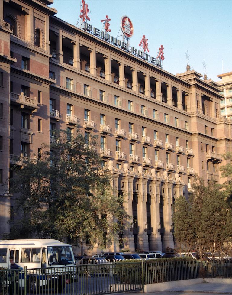 北京饭店建到14层时，中央警卫来找：威胁到中南海，赶快停工