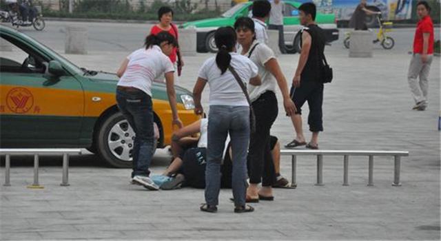 儿子拿棍子打亲妈怎么教育,儿子被妈妈用棍子挨打