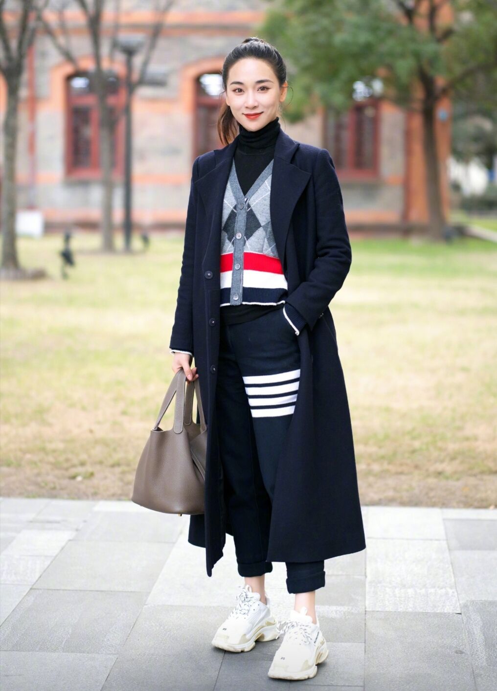 黑色大衣最显气质,黑色大衣比较普遍但越看越耐看