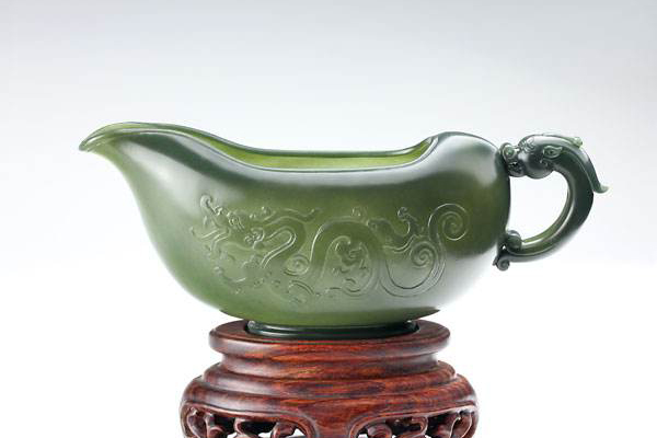 市价二三百块钱的玉镯是真玉石吗,克价超过黄金的文玩