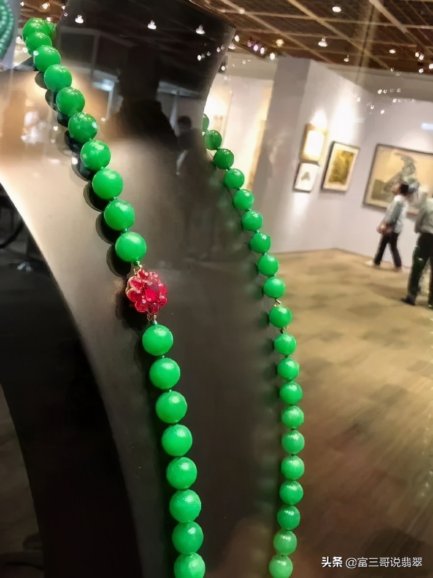 一条翡翠链子价格,一条深色翡翠珠链大概要多少钱