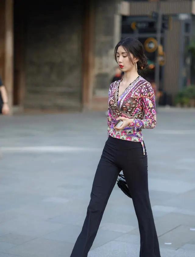 破洞裤休闲随性,牛仔裤显气质穿搭