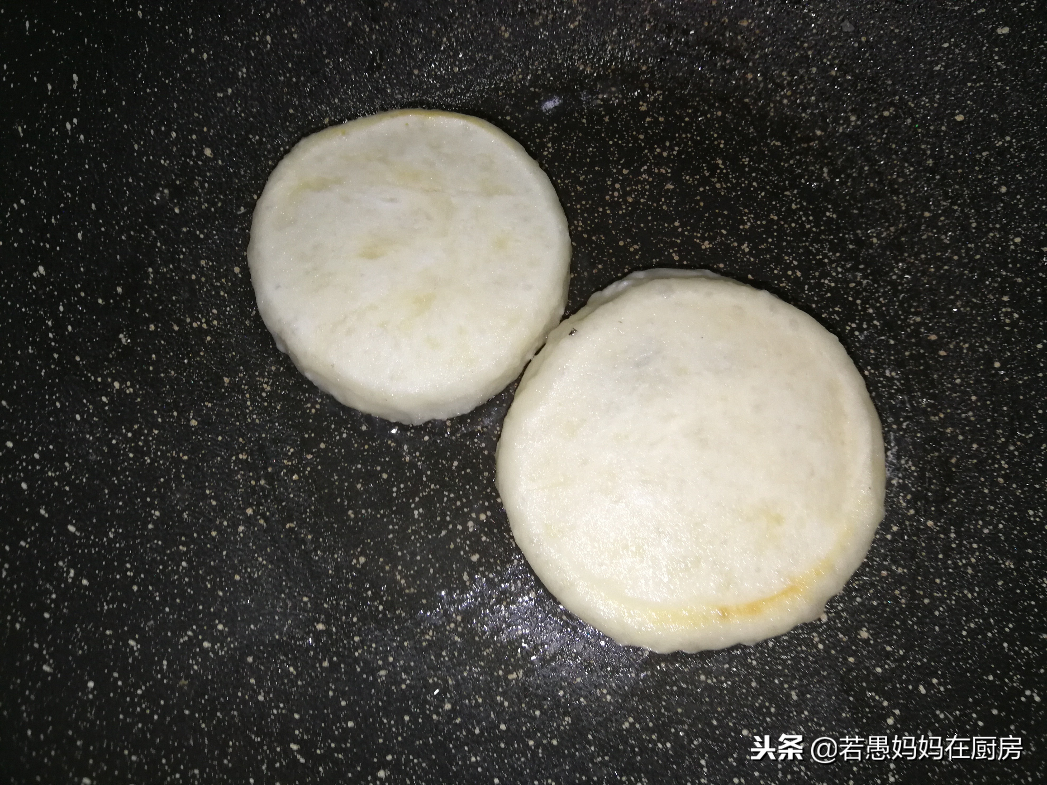 这面和的像稀泥，做出来的饼柔软筋道，放凉都不会硬，做法超简单