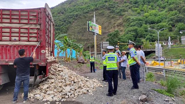 百吨王上高速交警怎么处理,交警回应百吨王上高速罚款吗