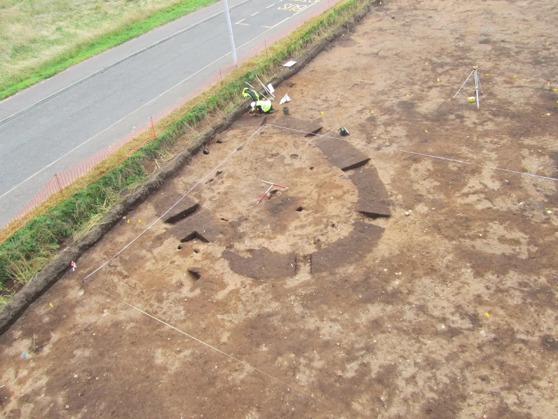 英国新建足球场，挖出青铜剑和青铜矛，保守估价100万英镑