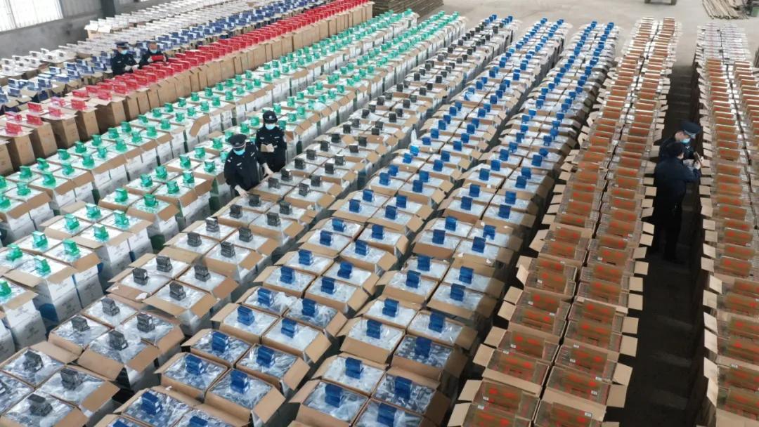 深夜，43万条香烟从海上漂来