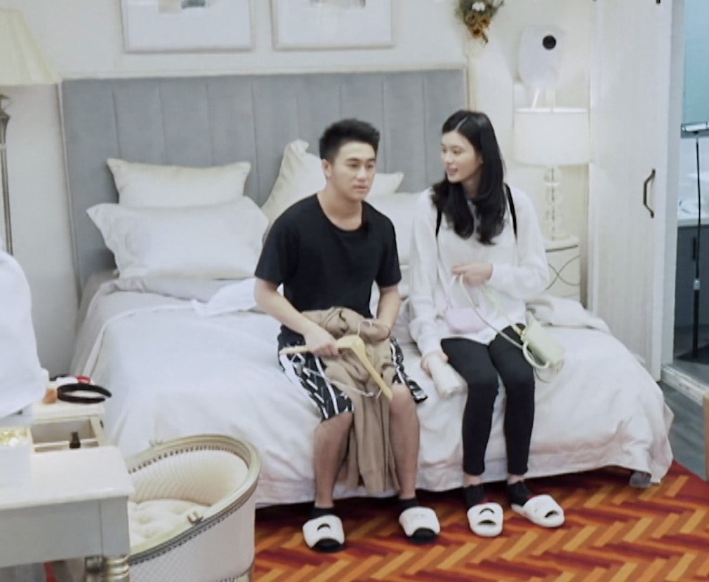 奚梦瑶何猷君大豪门家族合照,奚梦瑶晒与老公何猷君合照