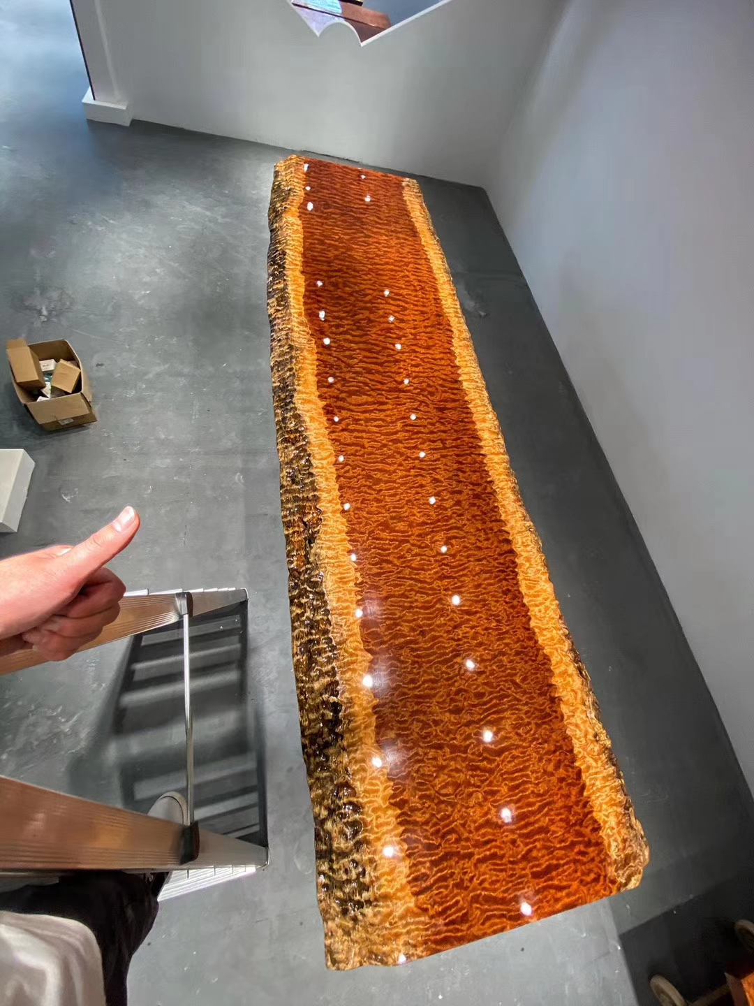 成都土豪50岁娶媳妇，聘礼给70吨，整整5卡车，漂洋过海太浩大