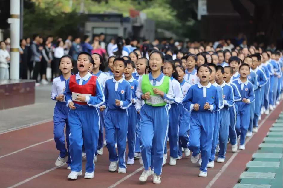 健康第一校园足球,健康第一天天锻炼