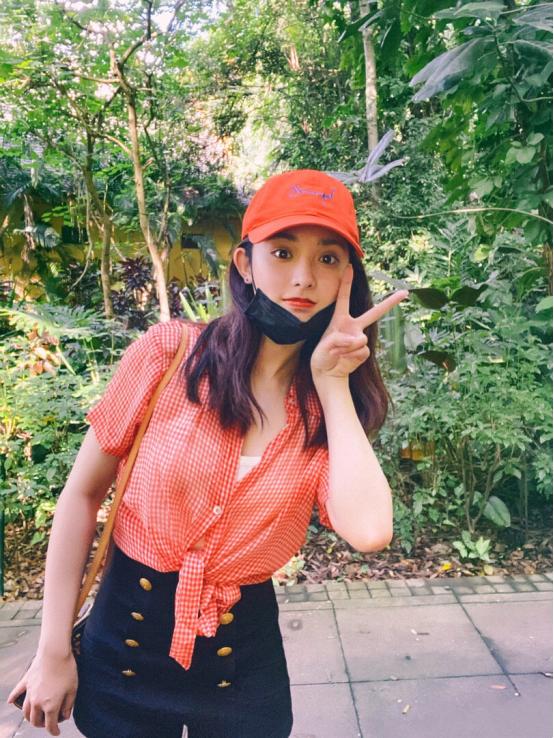 彭小苒红衣服搭配,彭小苒穿搭点评