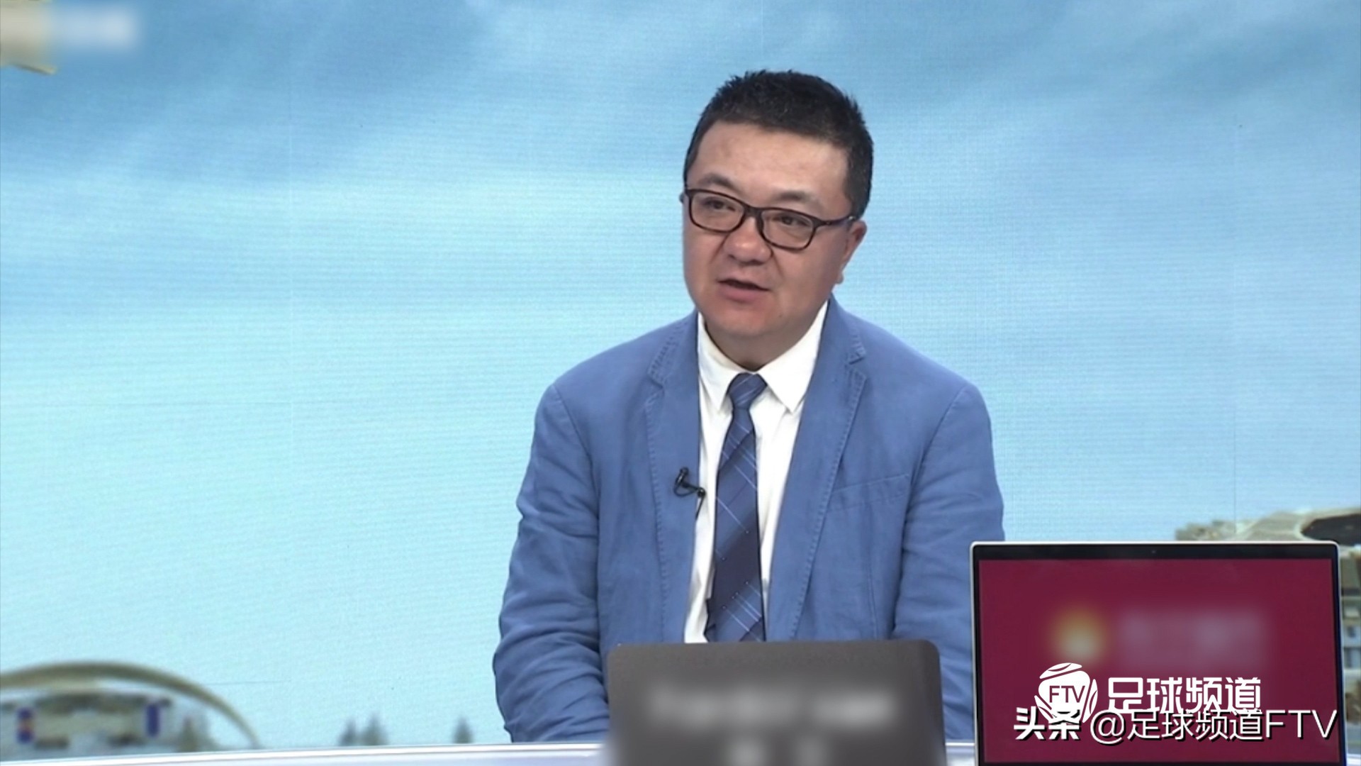 体育评论员董路,董路带领足球小将走进赛场