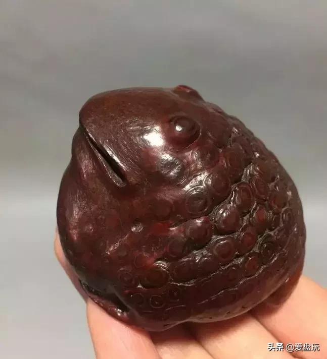 山上挖了块竹根，他砍了砍，竟能盘出通透的枣红色！