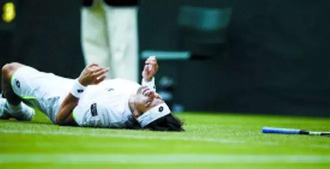 网球球员摔倒,网球拍摔地上反弹接住