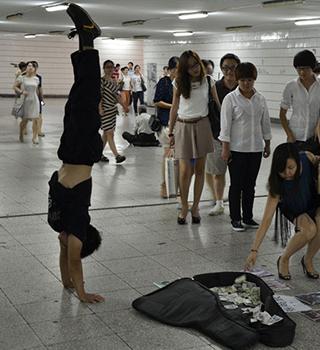 别逼孩子踢球了，归化吧