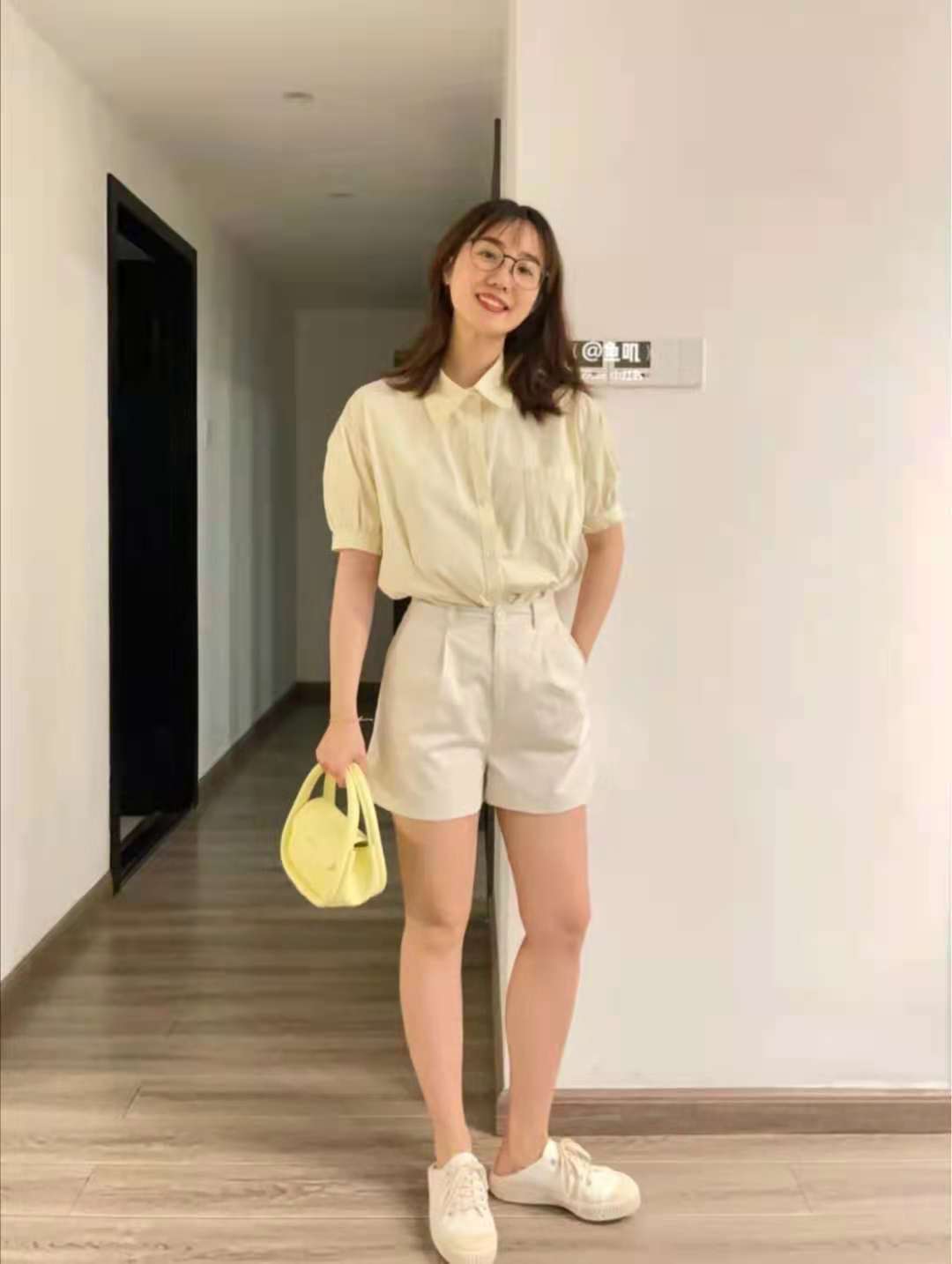 白色牛仔短裤太短了怎么加长好看,牛仔短裤搭白色上衣怎么弄