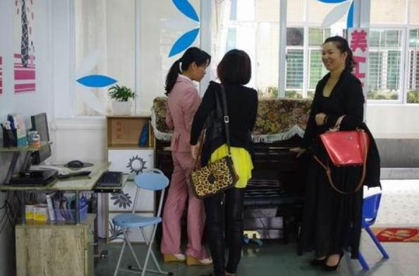 开家长会异性家长互加微信,家长群聊暧昧正常吗