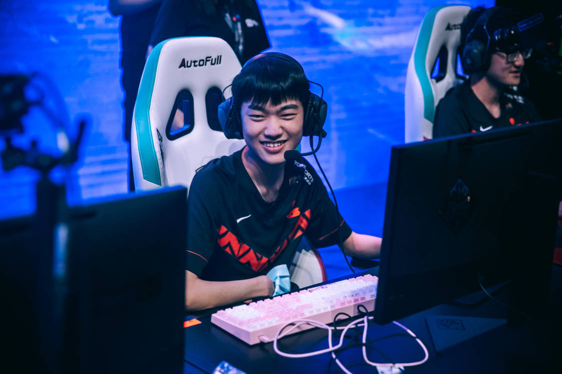 还记得季中杯海报吗？左手“1V7”化身电竞叶问，粉丝：舒服了