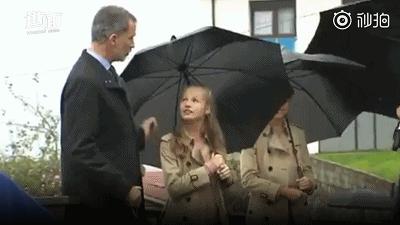 西班牙公主莱昂诺尔给父亲打伞,西班牙王室小公主给父亲的惊喜
