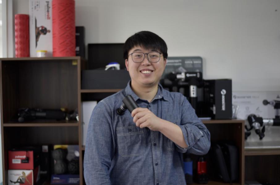 小伙放弃海外工作回国创业,小伙儿放弃国外生意回国创业