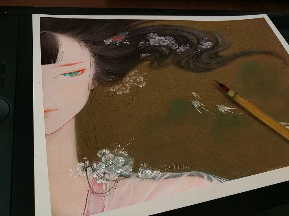 玉手青丝美女图片,一袭白衣清冷出尘的古风美人