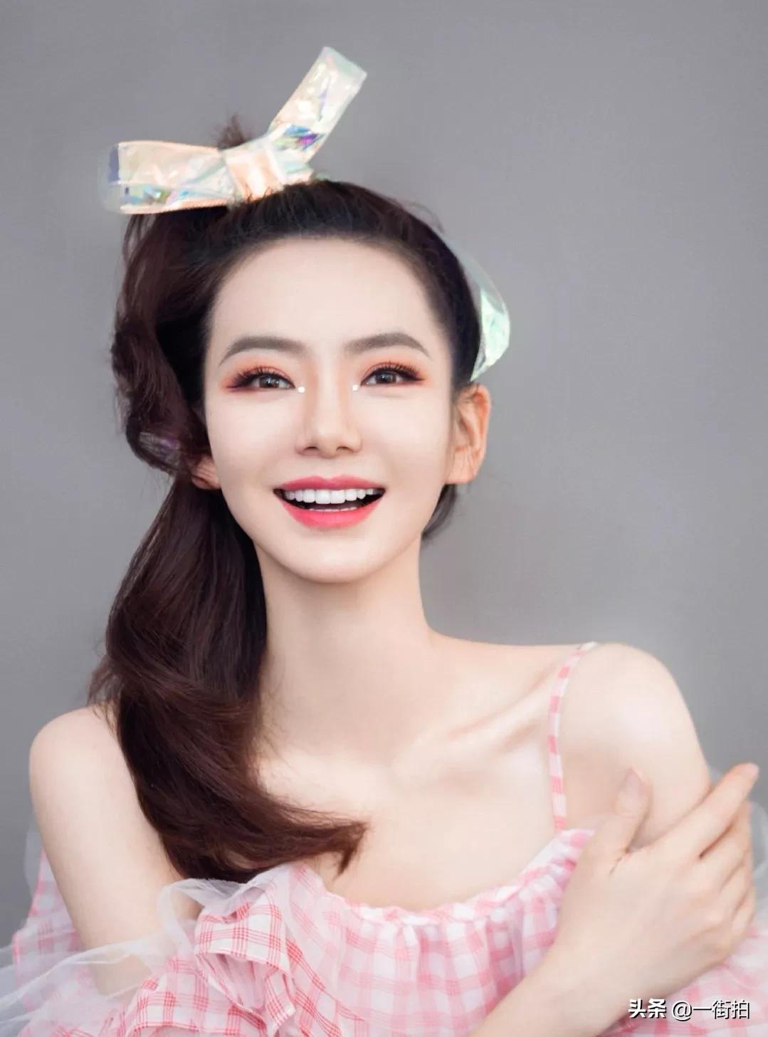 戚薇穿牛仔背带裙,戚薇吊带裙搭配图片