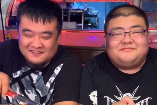 大胃王胖猴仔吃一整个猪头，呼吸困难症状加重，网友：相煎何太急