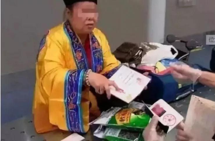 留学生海关被检查,萝卜丁口红过不了安检