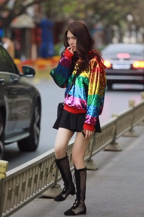 小姐姐为了防止脚出汗,穿了双“*袜丝**靴”火了,凹出一双筷子腿!