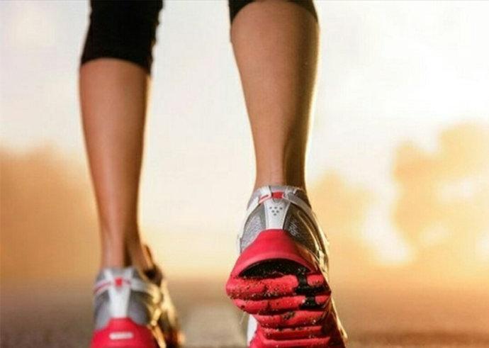 鞋舌总跑偏怎么矫正走姿,如何一招解决鞋舌跑偏