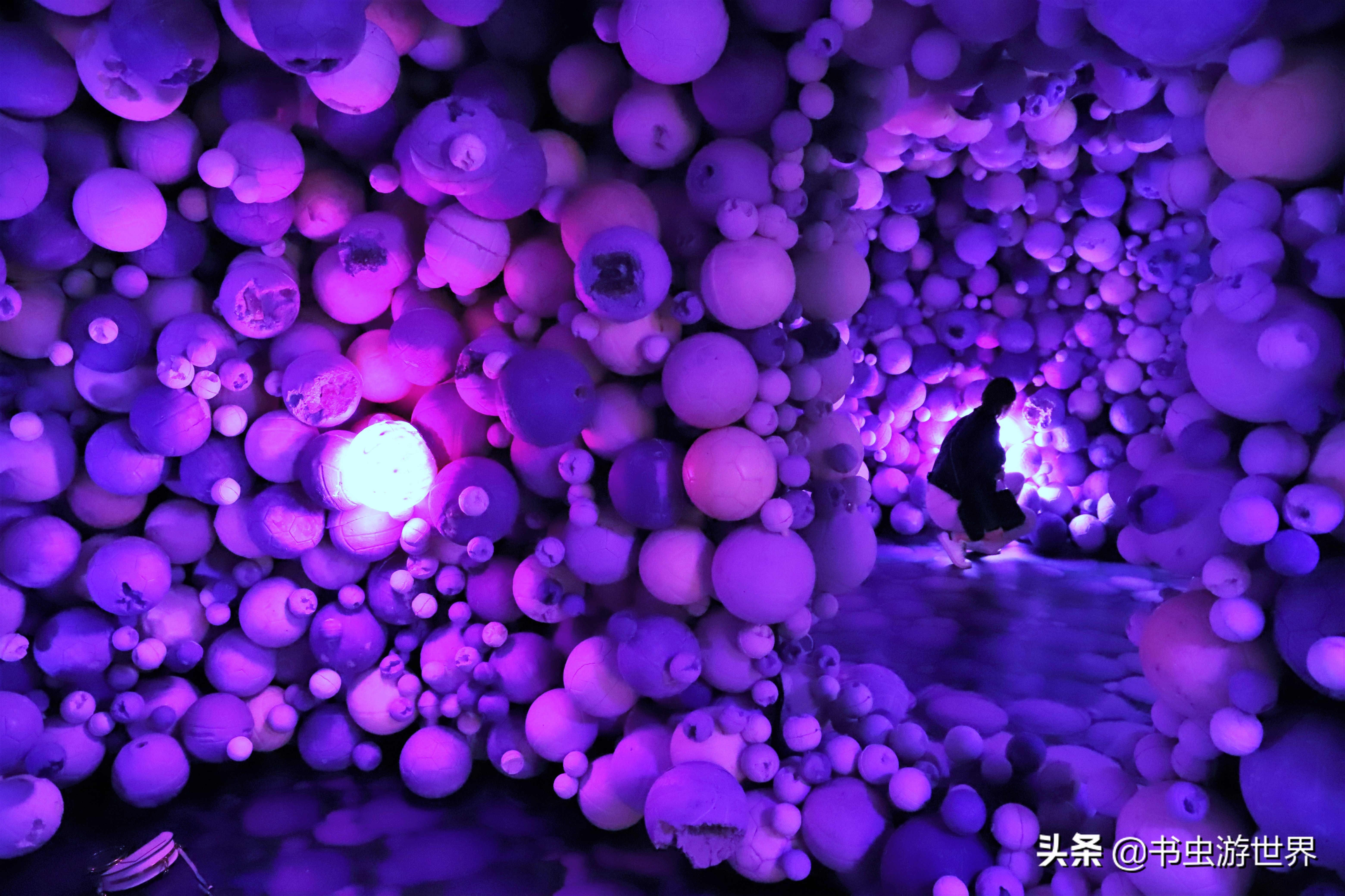 虚拟考古、气球女孩、波点女王:Moco的现当代艺术你能看懂几个?