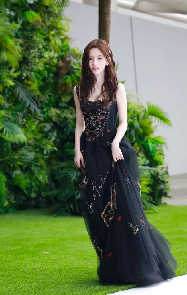 EIGSHOW丨鞠婧祎、李艺彤的仙女春夏妆容能让你美出新高度!