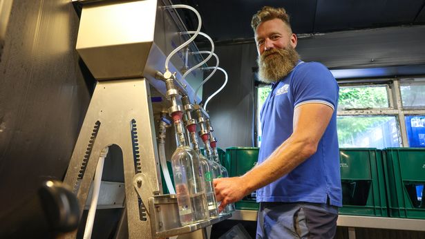 英国男子买房后发现地底下的秘密,英国男子买下怪异老房子